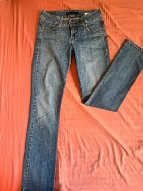Levi’s Women’s Slender Straight 526 Jeans Size 6 Medium Wash
